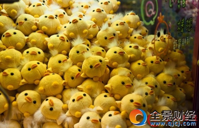 两男子2小时夹完5台娃娃机