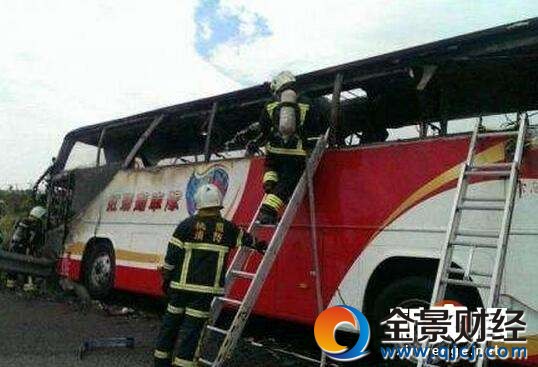 陆客大巴撞民宅 台湾客车载23名内地游客行驶中失控