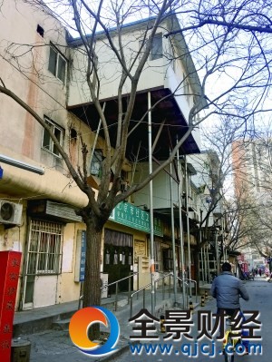 北京街头现悬空房 钢管支起3层高彩钢板房外墙装有空调