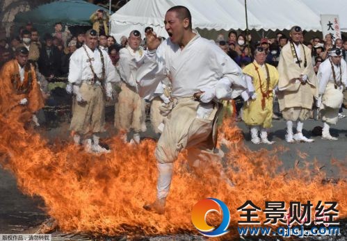 日本举行渡火节 僧人跳火海触目惊心