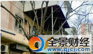 北京街头现悬空房