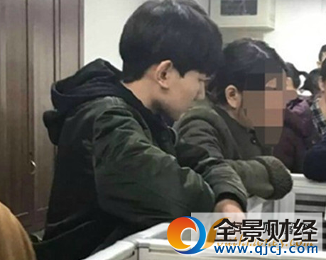 王源回校遭围观