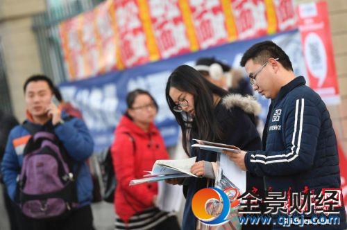 资料图：2016年11月27日，山西太原，参加2017年中国国家公务员考试的考生在考前紧张复习。<a target='_blank' href='http://www.chinanews.com/'>中新社</a>记者 韦亮 摄