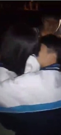 广东一中学女生遭多名男生强吻