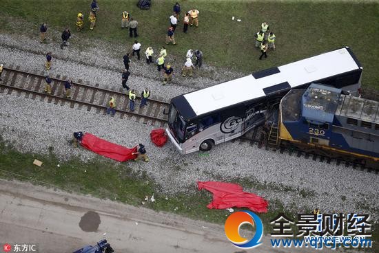 美国火车客车相撞4死35伤 满载老年人巴士被推出300英尺远