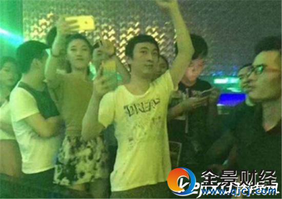王思聪夜场劲嗨 高举手臂跟着我的节拍一起摇摆