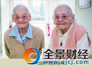 同生同死：美国97岁双胞胎姐妹户外双双跌倒离世(图)