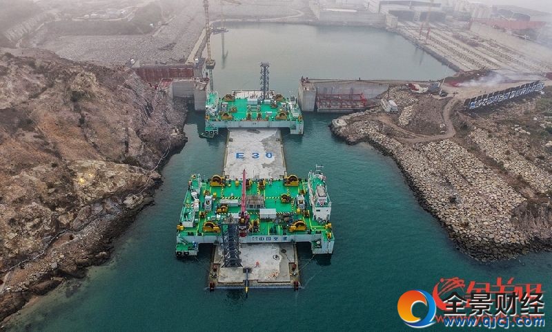 港珠澳大桥海底隧道最后一节巨型沉管安装成功