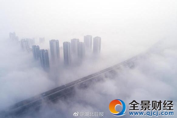 人间仙境！武汉现大雾天气 高架桥被大雾遮挡宛如天路