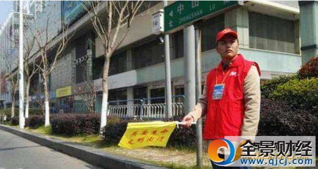 强穿马路当街熊抱