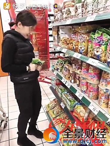 ▲该女子捏碎食品