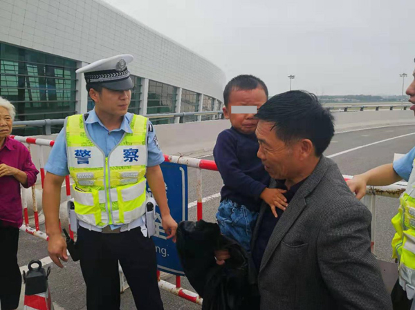 3岁男童头被护栏卡住 郑州机场交警徒手施救3分钟脱险