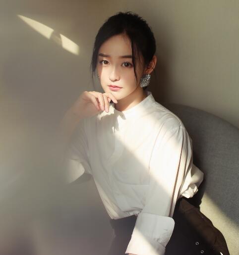 何泓姍最新寫真曝光 自帶甜美少女氣質(zhì)