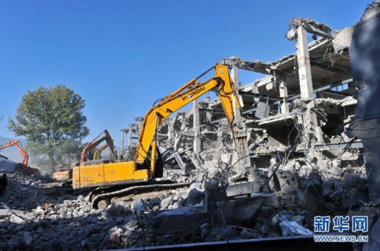 11月4日，大型机械在北京市昌平区拆除违法建设的“小产权房”。近日，北京市开始对京郊北部地区的昌平区阳坊镇东贯市村内的13栋4层小楼进行拆除。据悉，此次拆除面积约4万平方米。