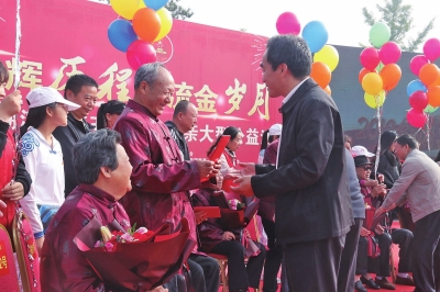 60年风雨相伴!三门峡10对金婚老人重走红地毯