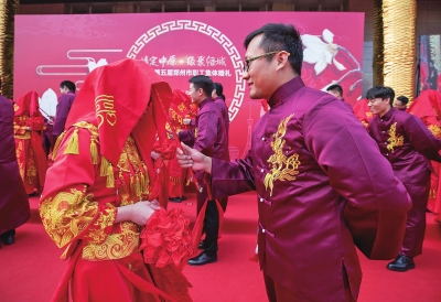 “情动中原缘聚绿城”——郑州市工会41对新人举办集体婚礼