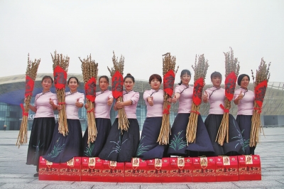 石磨再“牽”芝麻續(xù)寫傳奇佳話 正道香油新產(chǎn)季芝麻開磨