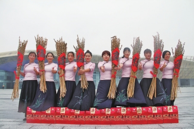 石磨再“牵”芝麻续写传奇佳话 正道香油新产季芝麻开磨