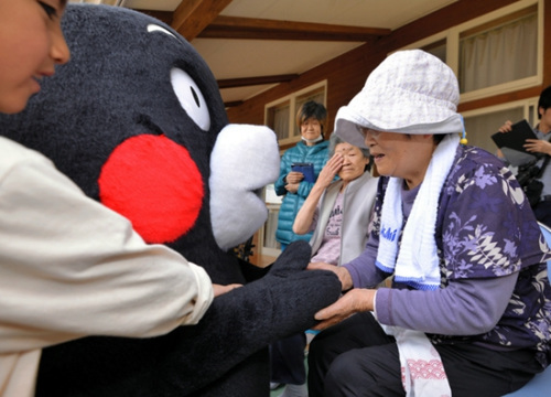 原来，每年的5月5日是日本的儿童节。当日，“熊本熊”在熊本县的西原村和孩子们一起玩耍，孩子们分外的高兴。