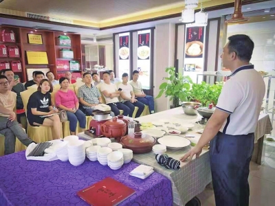 河南酒店行業(yè)精英專門學(xué)習(xí)地道信陽菜