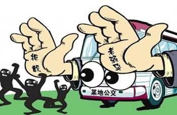 老太乘公交遭拒载 司机：家人不愿意送让司机“尽孝”