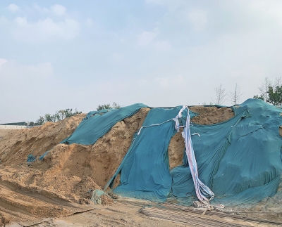 綠牌工地不夠“綠” 黃土裸露 道路積塵