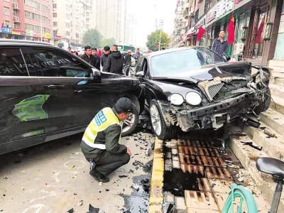 疲劳驾驶开宾利撞向路边车 维修费或将百万元