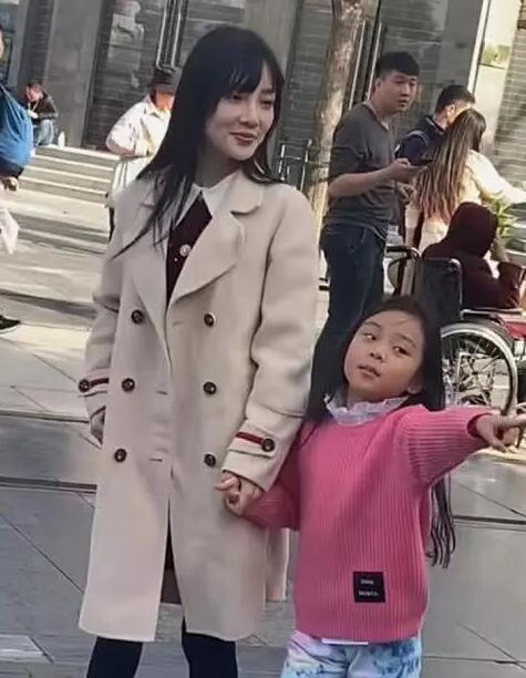 李小璐打扮时髦带女儿逛街 甜馨穿搭引网友热议