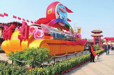 出彩中原!國(guó)慶70周年盛典河南彩車亮相清明上河園