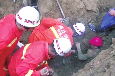 泥土滑落埋压3名下水道工人 消防员为抢时间徒手挖人