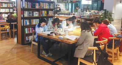 校园书店的经营探索 成为大学生“三点一线”外的成长空间