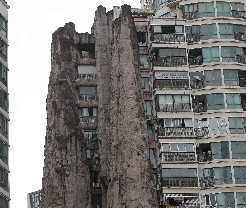 上海一住宅楼被14层楼高假山包裹 为了风水而建？