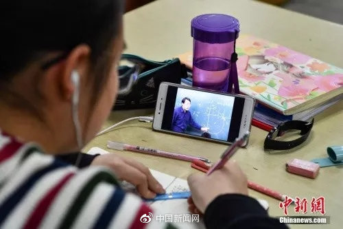 资料图：昆明中小学生在图书馆自习室内写作业。中新社记者 任东 摄