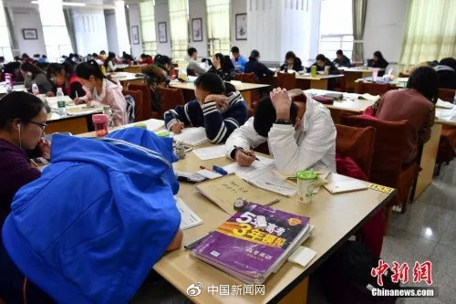 资料图：昆明中小学生在图书馆自习室内写作业。中新社记者 任东 摄