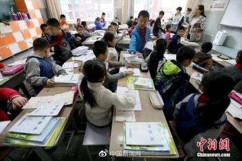 资料图：山西太原新建路小学的小学生们开始返校上课。张云 摄