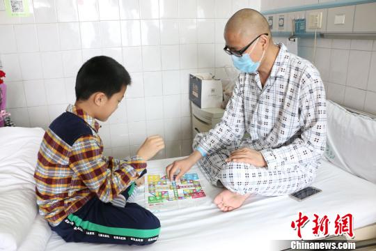 广西8岁男孩欲捐造血干细胞救父 孝心感天地