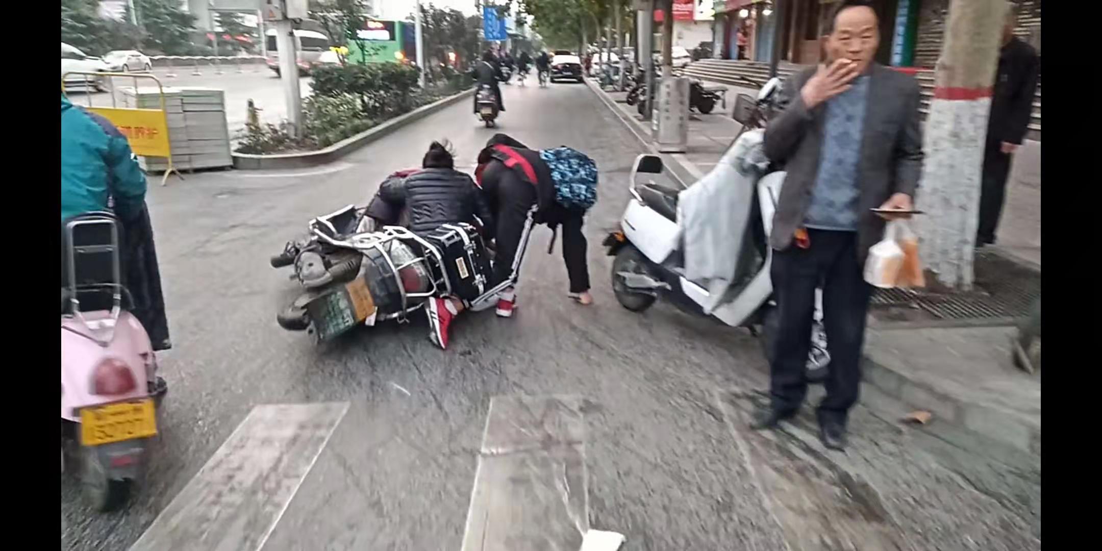 小心了！道路撒油 郑州华山路变身“滑山路”