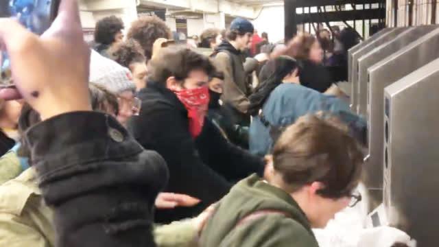 美国示威者冲击纽约地铁抗议暴力执法 特朗普力挺警察
