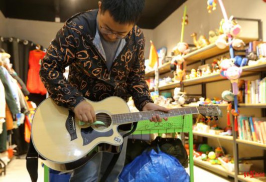  ↑店内在售的最贵的商品是这把闲置的吉他，标价500元。