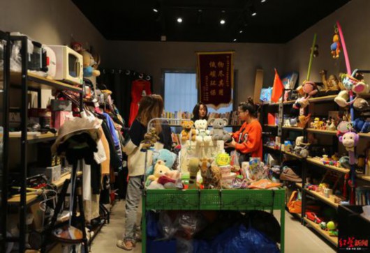  ↑负责人陈天亮介绍，来店内消费的大部分是年轻人。