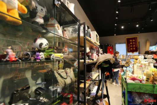 “闲品再生商店”里的各种商品。