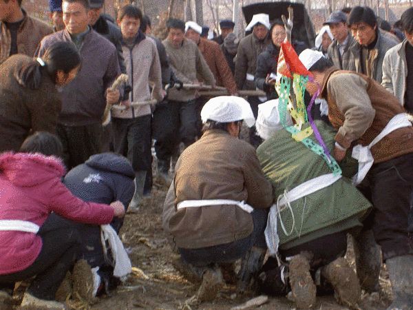 村民们为患艾滋病死去的人送葬