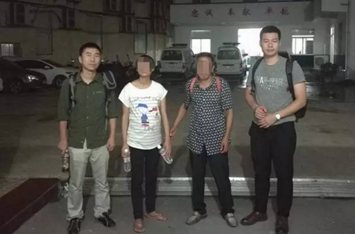 为了避开家人的寻找，玲玲删除了网上所有的好友，经过大海捞针的搜寻，民警和玲玲的父亲最终成功找到了她所处的出租房。当时，戴某外出干活不在家，玲玲一个人大着肚子躺在床上，看到近一年不见的女儿，父亲不禁泪如雨下。原来，正值叛逆期的玲玲经常会和妈妈拌嘴，直到在游戏中认识了比自己大了20多岁的戴某，她觉得找到了一个知心人。去年11月，玲玲主动提出让戴某带她走。目前，玲玲已经和父亲回到了阔别近一年的家。