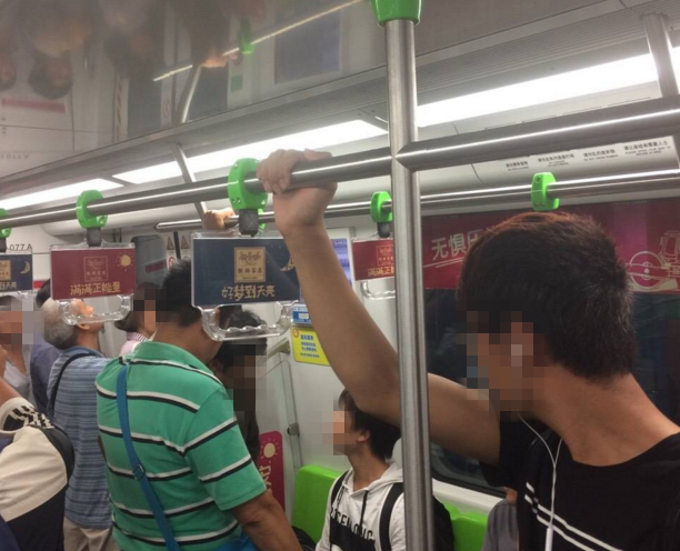 女孩地铁上没让座被大叔骂3站路
