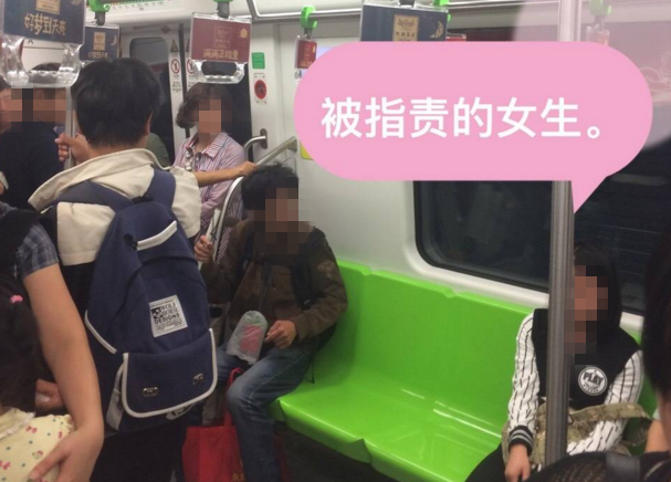 女孩地铁上没让座被大叔骂3站路