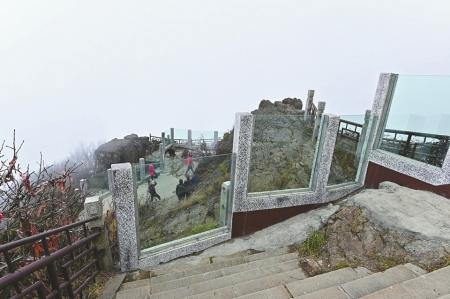 峨眉山摄身崖 装上“防轻生”玻璃墙 你怎么看？