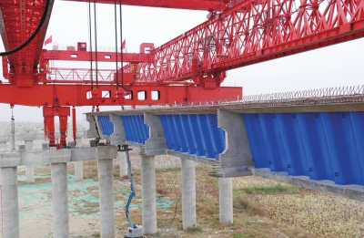 孟州黄河大桥距通车又近一步 50米跨径波形钢腹板梁已经开架