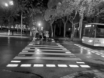 形成视觉冲击减少交通事故 “智能发光斑马线”在多地应用
