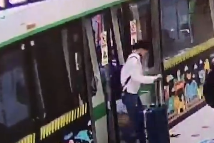 女乘客强行扒开地铁门下车 网友：上上下下的很