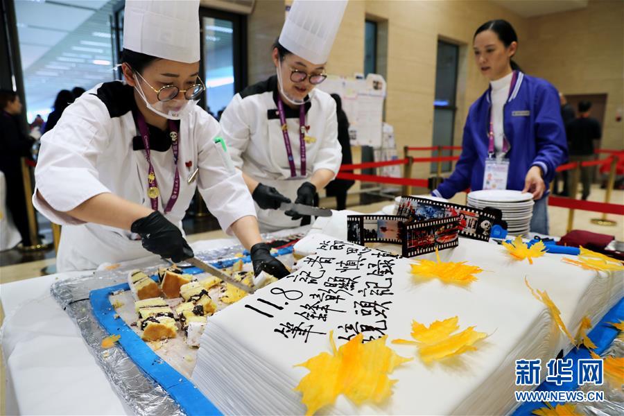 进博会上的中国记者节 感受职业的骄傲